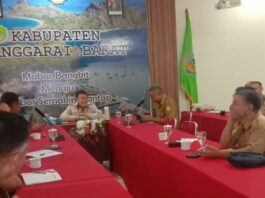 Wakil Bupati Manggarai Barat (tengah) saat memimpin rapat. (Foto : Yanti)