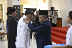 Bupati Edi saat menyematkan tanda pangkat kepada Camat Heribertus. (Foto : Gonsalez)