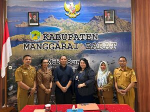 Galuh (ketiga dari kanan) bersama Erik Gasa dari Binus bersama perwakilan dari 4 perangkat daerah. (Foto : Gonsalez)