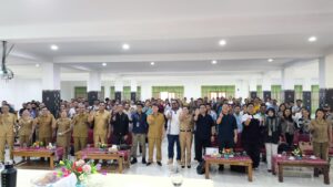 Wakil Bupati Yulianus (tengah) bersama tim dari Binus dan para peserta kegiatan. (Foto : Tildis)