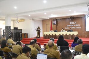 Kadis Theresia saat menyampaikan laporan kegiatan. (Foto : Gonsalez)
