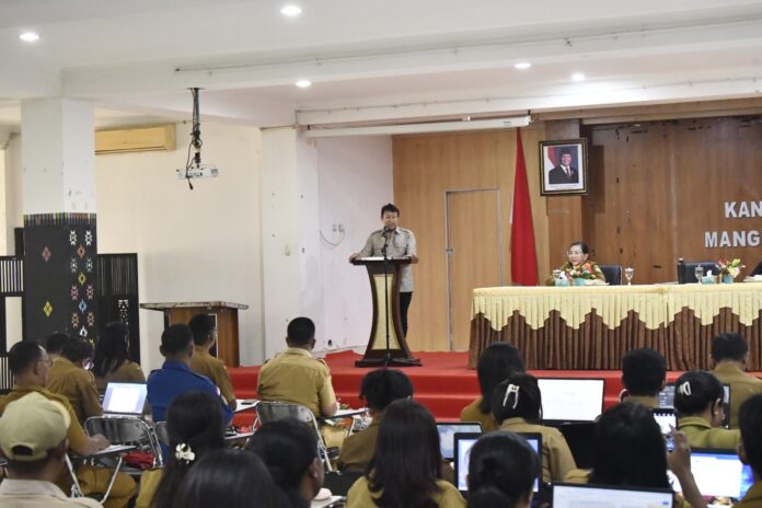Wakil Bupati Manggarai Barat, dr. Yulianus Weng, saat menyampaikan sambutan. (Foto : Gonsalez)
