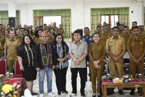 Wakil Bupati Yulianus (tengah) bersama tim dari Binus dan para peserta kegiatan. (Foto : Gonsalez)