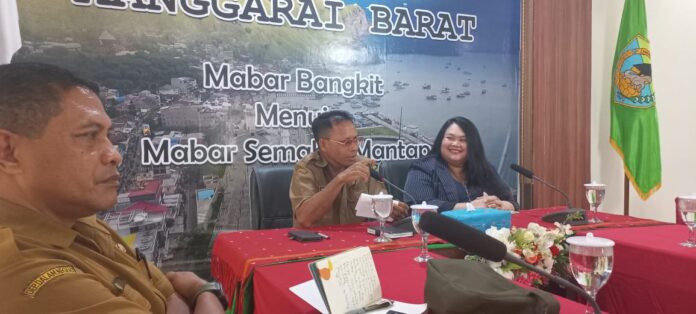 Asisten Administrasi Umum Setda Mabar, Aloysius Lahi saat memberikan sambutan. (Foto : Ferdy Jemaun)