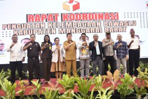 Wabup Mabar, dr. Yuliaus Weng (tengah) bersama sejumlah pemangku kepentingan. (Foto : Gonsale)