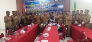 Wabup Yulianus (tengah) bersama para pemangku penanganan stunting di Mabar (Foto : Sebinus)