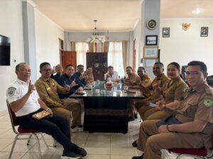 Wakil Bupati Manggarai Barat (tengah) bersama pihak penyelenggara kegiatan dan sejumlah kepala perangkat daerah. (Foto : Afri Prokopim)