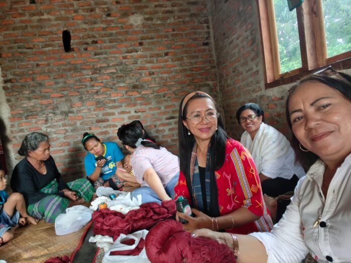 Wakil ketua Dekranasda Mabar, Ny. Mely Weng (kedua dari kanan) saat hendak menyerahkan bantuan. (Foto : Dok. Dekranasda Mabar)