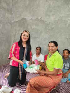 WakilDekranasda Mabar, Ny. Mely Weng (kiri) saat menyerahkan bantuan. (Foto : Dok. Dekranasda)
