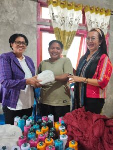 Wakil Dekranasda Mabar, Ny. Mely Weng (kanan), saat menyerahkan bantuan. (Foto : Dok. Dekranasda)