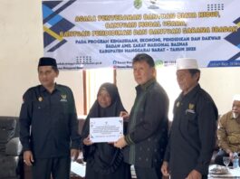 Wabup Mabar, (kedua dari kanan) saat memberikan bantuan. (Foto : Gery)