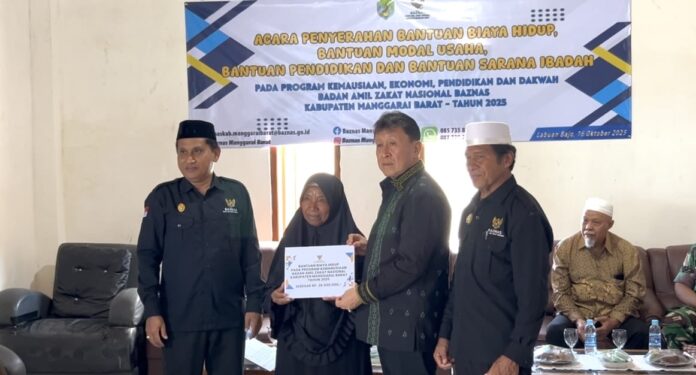 Wabup Mabar, (kedua dari kanan) saat memberikan bantuan. (Foto : Gery)