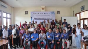 Para peserta kegiatan saat foto bersama nara sumber kegiatan. (Foto : Gonsalez)