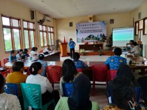Sita Aripurnami,  Direktur Executive Women Research Institute (WRI) /Lead Konsorsium untuk project EMPOWER  saat memaparkan materi. (Foto : Gonsalez)