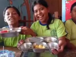 Sejumlah siswa seklolah di Labuan Bajo sedang menikmati MBG.