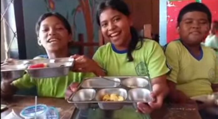 Sejumlah siswa seklolah di Labuan Bajo sedang menikmati MBG.