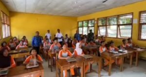 Sejumlah siswa sekolah Labuan Bajo saat menikmati MBG. 