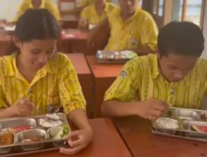 Sejumlah siswa sekollah di Labuan Bajo sedang menikmati MBG.