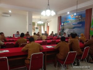Wakil Bupati Yulianus bersama peserta rapat. (Foto : Yanti)