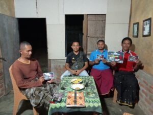 Brigpol. Jaelani Nasrulah (kedua dari kiri) bersama para ketua RT dan Ketua RW di Dusun Cambir Bendera. (Foto : Dok. Dusun CB)