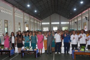 Bupati Edi (tengah) bersama sejumlah tokoh dengan simbol aksi menolak stunting. (Foto : Rafika)