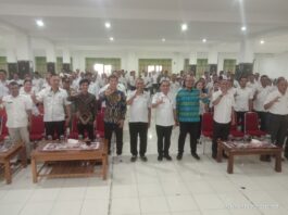 Sekda Fransiskus (tengah) saat foto bersama dengan Nara Sumber dan seluruh peserta kegiatan. (Foto : Yanti)