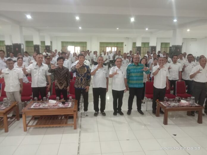 Sekda Fransiskus (tengah) saat foto bersama dengan Nara Sumber dan seluruh peserta kegiatan. (Foto : Yanti)
