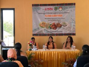 Ketua DWP, Fatincy Reynilda Sodo (tengah) saat pembukaan kegiatan. (Foto : Gery) 
