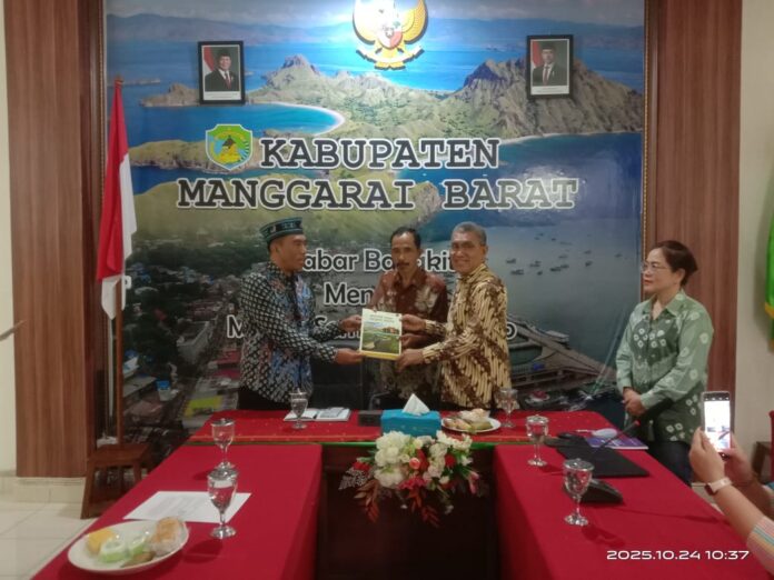 Asisten I Setda Manggarai Barat, Hilarius Madin (tengah) saat menerima dokumen Master Plan dari BOPBLF dan UPH. (Foto : Sebinus)