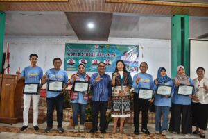 Kadis Kesehatan Manggarai Barat, Adrianus Ojo (tengah) bersama para nara sumber kegiatan. (Foto : Mathildis)