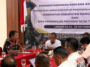 Bupati Manggarai Barat, Edistasius Endi (tengah) bersama peserta kegiatan. (Foto : Gery)