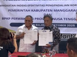 Bupati Manggarai Barat, Edistasius Endi (kiri) dan Plt. Kepala BPKP NTT, Kapsari saat menunjukkan berkas berita acara. (Foto : Gery)