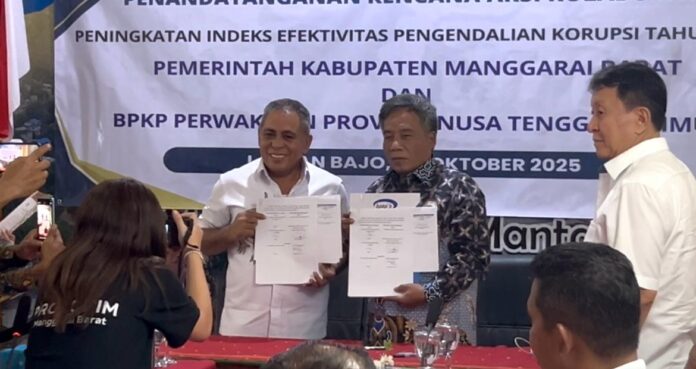Bupati Manggarai Barat, Edistasius Endi (kiri) dan Plt. Kepala BPKP NTT, Kapsari saat menunjukkan berkas berita acara. (Foto : Gery)