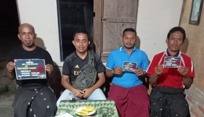 Kelala Dusun Cambir Bendera, Frederikus Maga (kiri), bersama aparat Polsek Lembor dan para Ketua RT dan RW setempat. (Foto : Dok. Dusun CB)