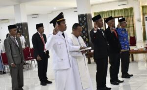 Camat Heribertus (kiri) bersama sejumlah pejabat yang dilantik. (Foto : Gonsalez) 