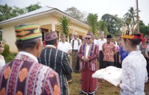 Kadis Kesehatan Mabar, Adrianus Ojo, saat diterima secara adat Manggarai di Pacar (Foto : Firman Dinkes Mabar)