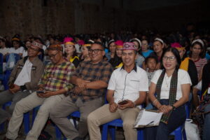 Kadis Kesehatan, Adrianus Ojo (ketiga dari kiri), saat menyaksikan atraksi. 