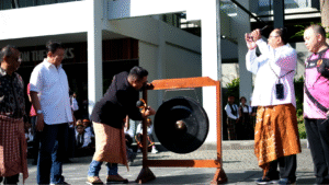 Pemukulan gong simbol pembukaan KWF 2025 dimulai. (Foto : Dok. Meruorah)