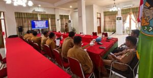 Asisten Aloysius Lahi bersama sejumlah pejabat terkait saat mengikuti kegiatan secara zoom. (Foto : Gery Baha)