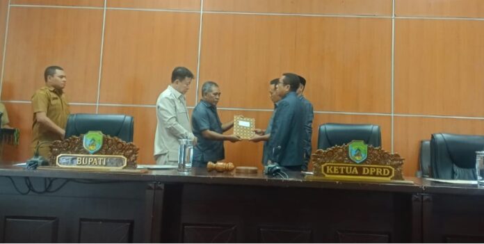 Bupati Edi dan Wakil Bupati Yulianus (kiri) saat menyerahkan Nota Pengantar kepada pimpinan DPRD Manggarai Barat. (Foto : Rafika)