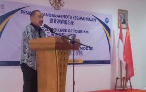 Direktur politeknik El Bajo Commudus Prof. Dr. I Nengah Dasi Astawa, M.Si saat menyampailkan sambutan. (Foto : Bion)