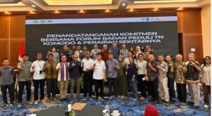 Wakil Bupati Manggarai Barat, dr. Yulianus Weng (tengah) bersama Multy Pihak di Labuan Bajo. (Foto : Gery)