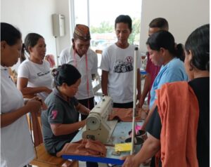 Sejumlah pengrajin tenun saat mengikuti pelatihan. (Foto : Dok. Dekranasda Mabar)