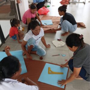 Sejuml;ah pengrajin saat praktek mengukur bahan jahitan. (Foto : Dok. Dekranasda)