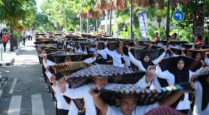 Bentangan 1.000 Kain Songke. (Foto : Dok. Meruorah)
