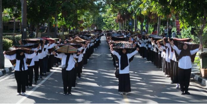 Bentangan 1.000 kain Songke Manggarai, tanda KWF dimulai. (Foto : Dok. Meruorah)