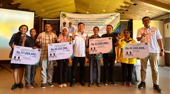 Wakil Bupati dr. Yulianus Weng (tengah) bersamaa penerima santunan BPJS Ketenagaakerjaan. (Foto : Gery)