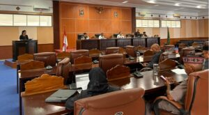 Yopi Widiyanti, saat membacakan laporan Komisi II. (Foto : Gery)