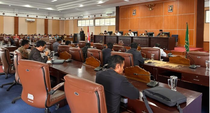Sidang Paripurna DPRD Manggarai Barat. (Foto : Gery)