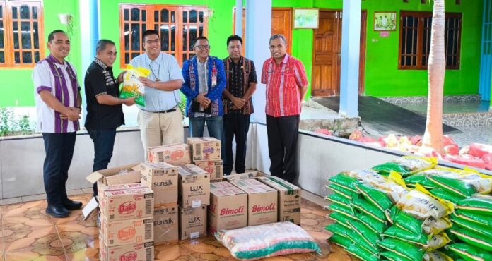 Bupati Edi saat menyerahkan bantuan kepada Bruderan MOP. (Foto : Tildis)